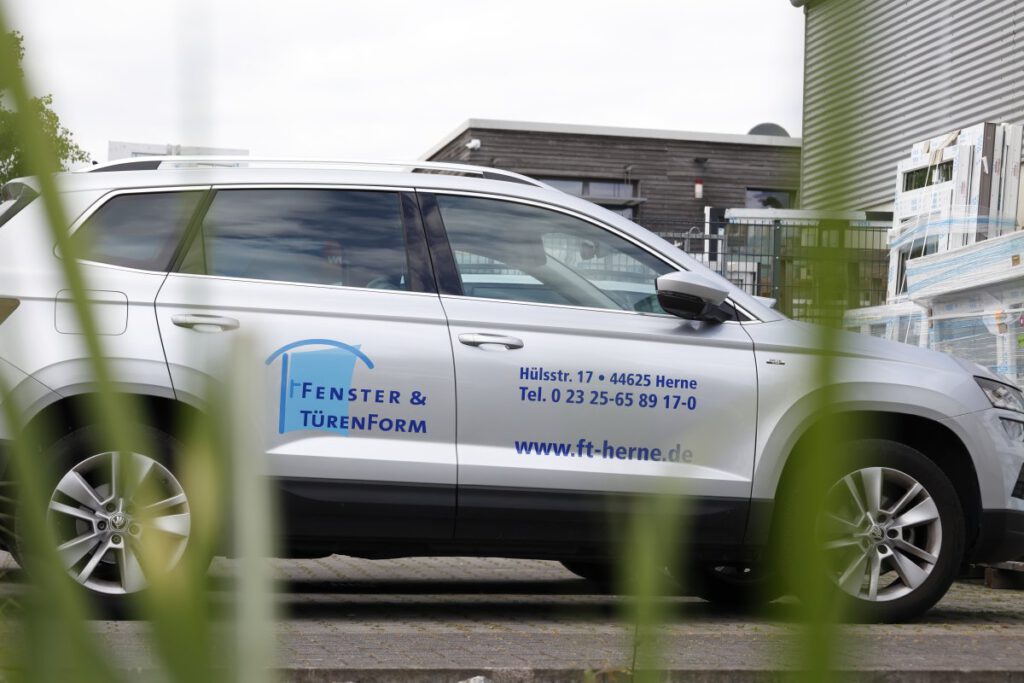 Firmenfahrzeug von FT Herne bei einem Kundentermin zum Aufmaß in Essen